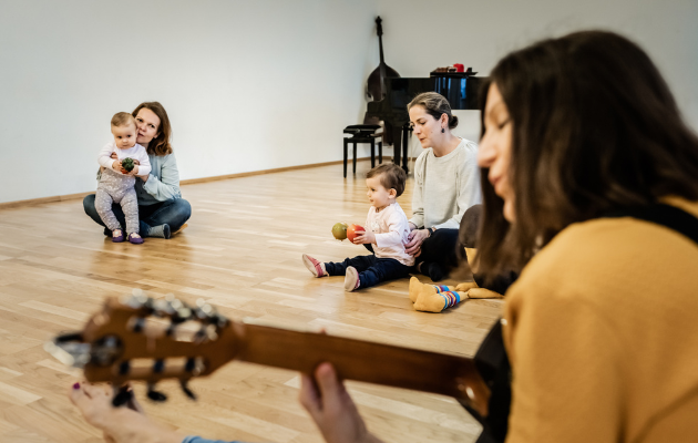 Gastbeitrag So wirkt Musik auf Kinder KinderMusikGruppe Elementares Musizieren Musikkurs mit Gitarre
