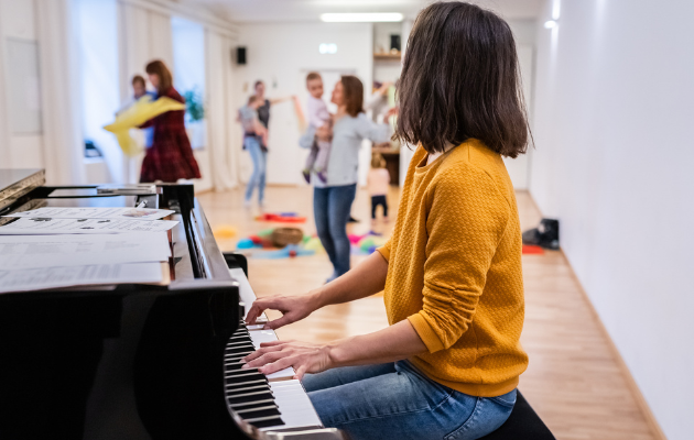 Gastbeitrag So wirkt Musik auf Kinder KinderMusikGruppe Klaviermusik Mama Baby