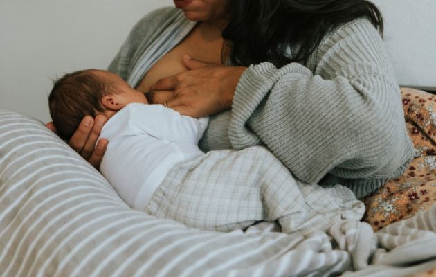 Tipp modifizierte Wiegehaltung Stillen C Griff Baby