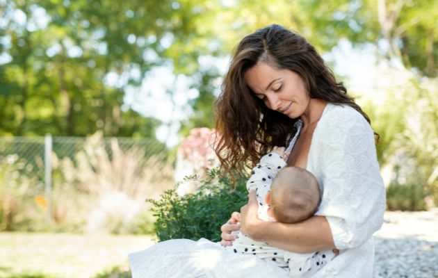 Tipps Stillen bei Hitze Fluessigkeitsbedarf Baby