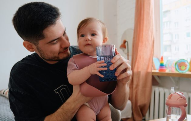 Tipps Stillen bei Hitze Fluessigkeitsbedarf Baby Wasser