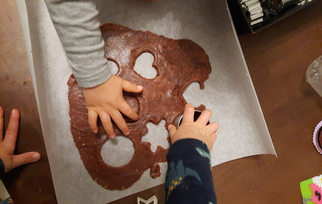 Kekse backen mit Kindern Weihnachten Weihnachtskekse Ausstechkekse