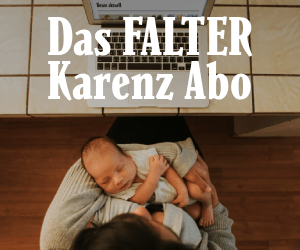 Ein schlafendes Baby liegt im Arm der Mutter, die vor einem Laptop sitzt, auf dem falter.at geöffnet ist. Drüber steht "Das FALTER Karenz Abo"